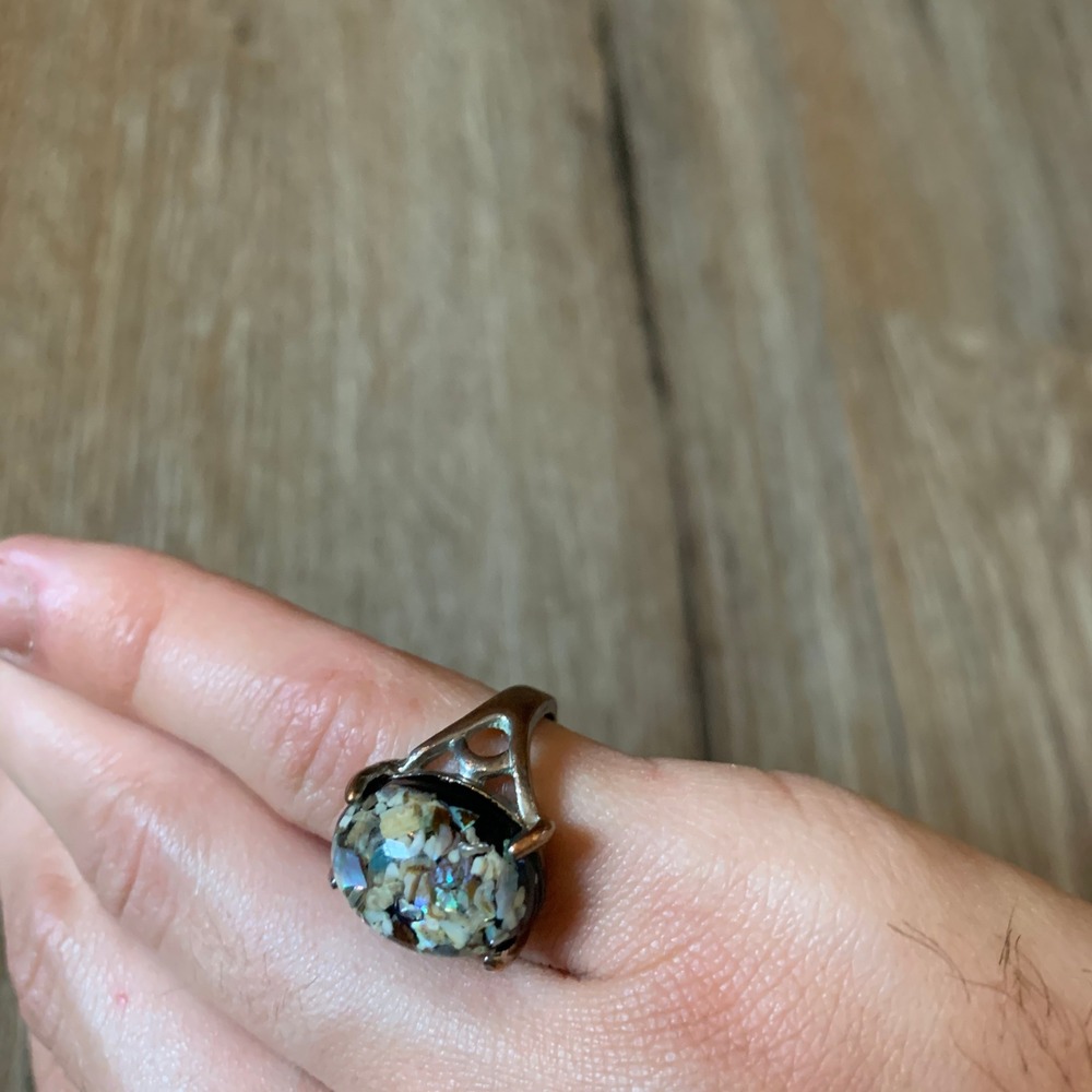 Rare beautiful vintage 1980s abalone matrix shell ring - brass brand - size 6